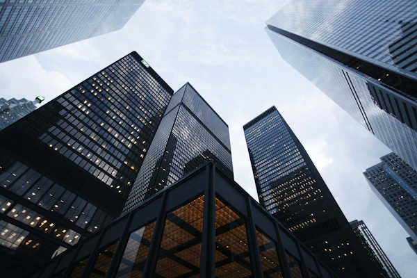 Fachada de edifício corporativo com vidros espelhados